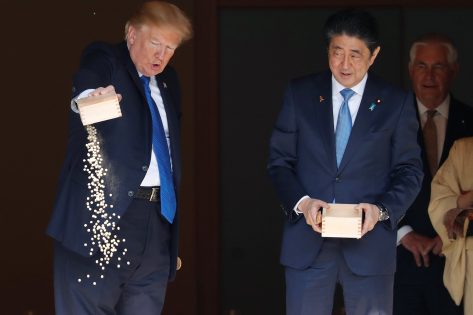 ترامب يفقد صبره أمام رئيس وزراء اليابان أثناء رمى الفتات للسمك