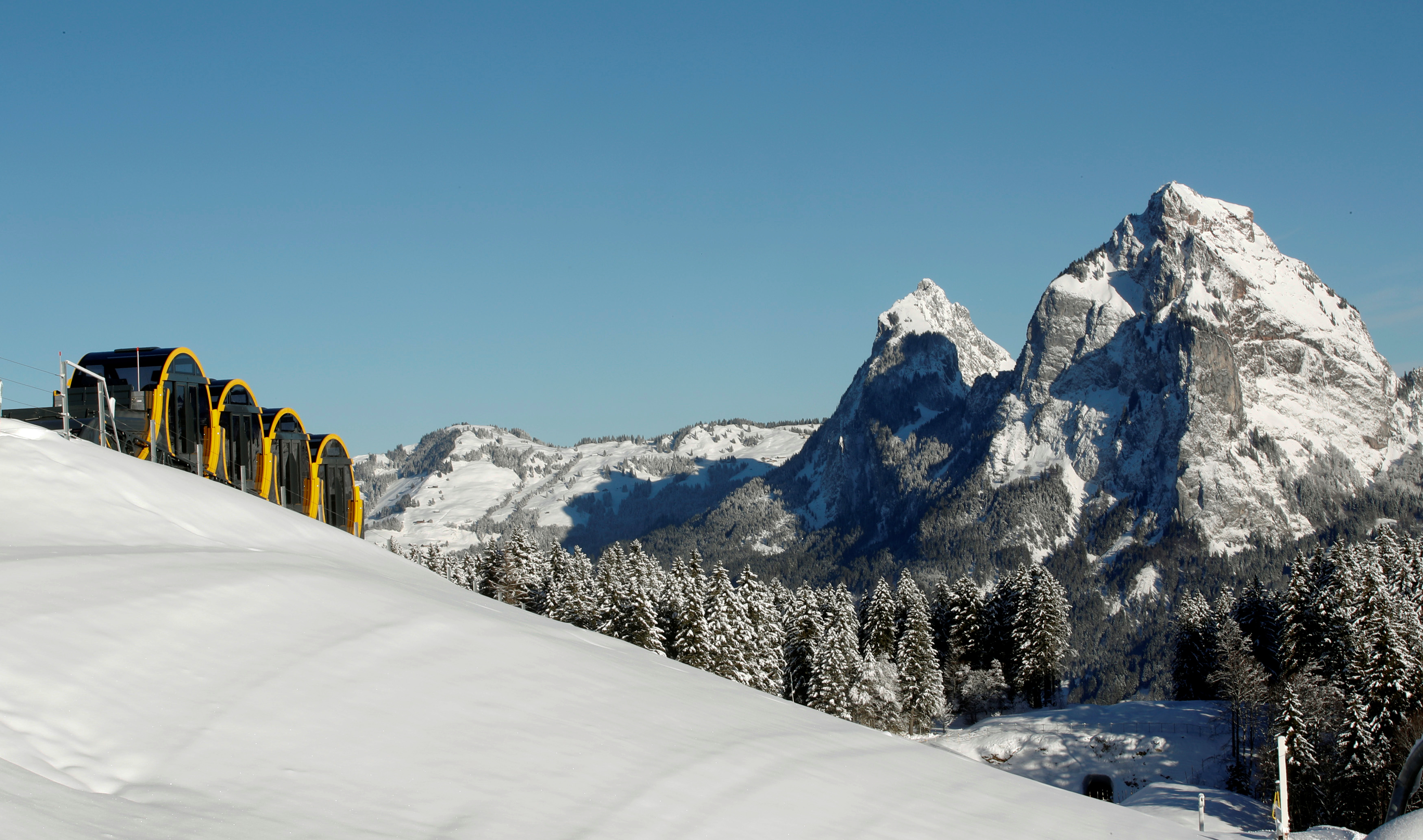جانب من القطار المعلق