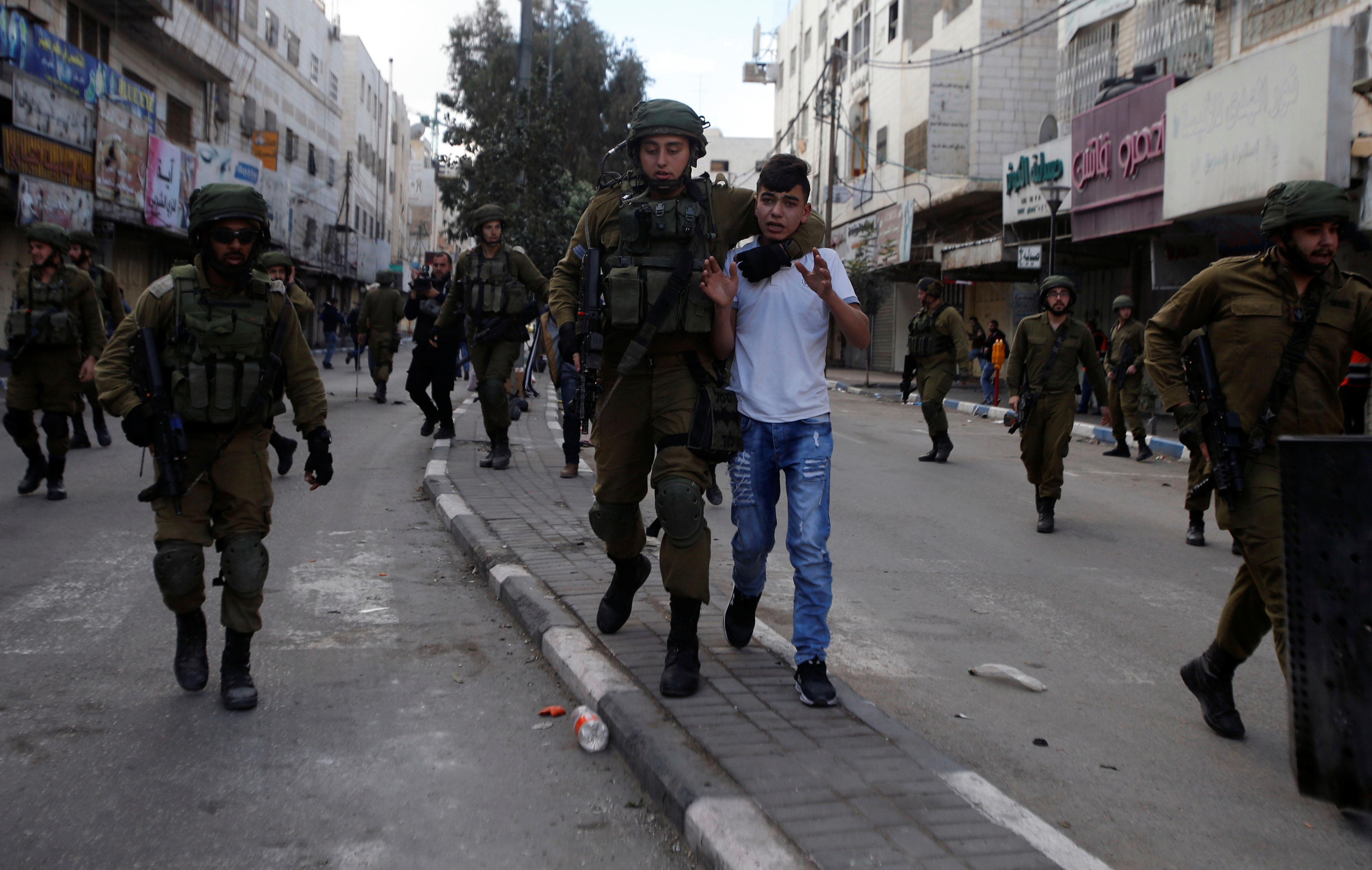 قوات الاحتلال تعتقل شباب فلسطينى خلال المظاهرات