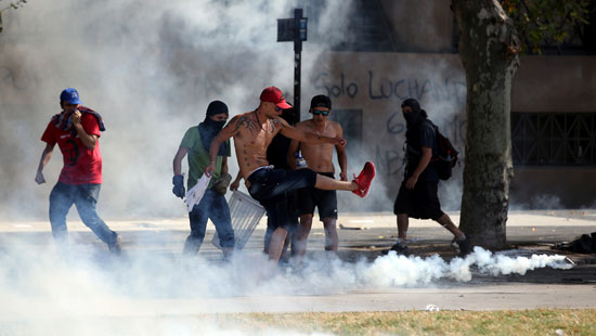اشتباكات عنيفة بين الشرطة الأرجنتينية ومحتجين على إصلاحات المعاشات 