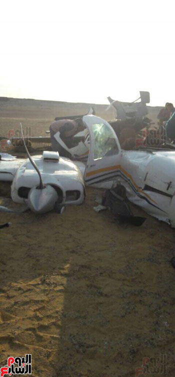  صور سقوط طائرة تدريب مدنية بالمنطقة الصحراوية شمال بحيرة قارون (1)