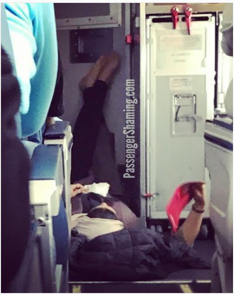 مسافر يضع قدمه على جدار الطائرة أثناء سفره