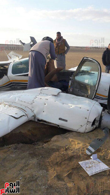  صور سقوط طائرة تدريب مدنية بالمنطقة الصحراوية شمال بحيرة قارون (2)