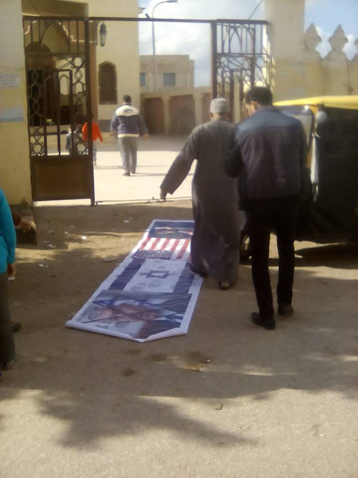              العلم الإسرائيلى والأمريكى تحت الأحذية بقرية بكفر الشيخ
