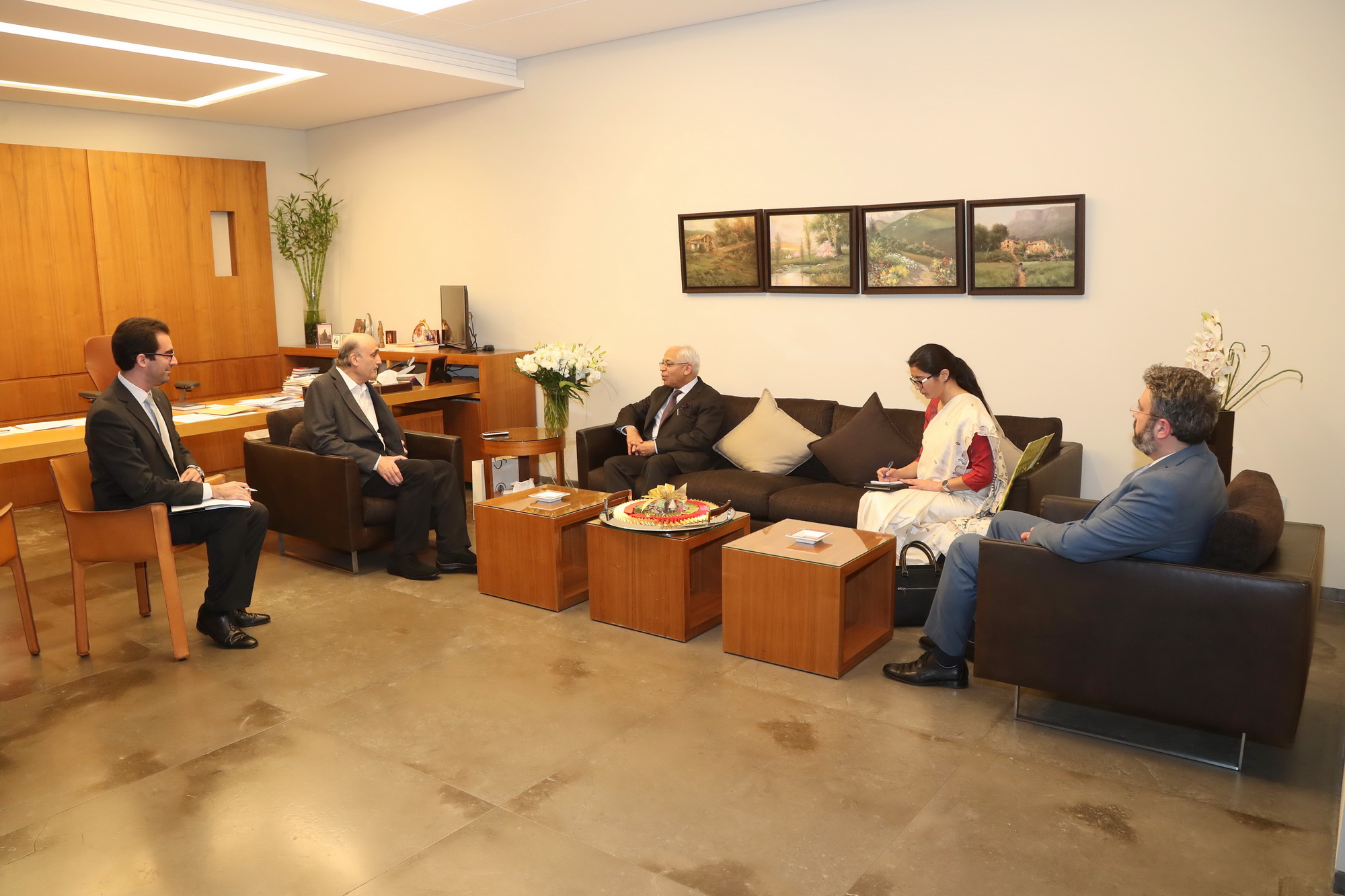 Dr Geagea meeting the Indian Amb (2)