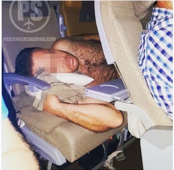 مسافر ينام عاريًا على متن أحدى الطائرات