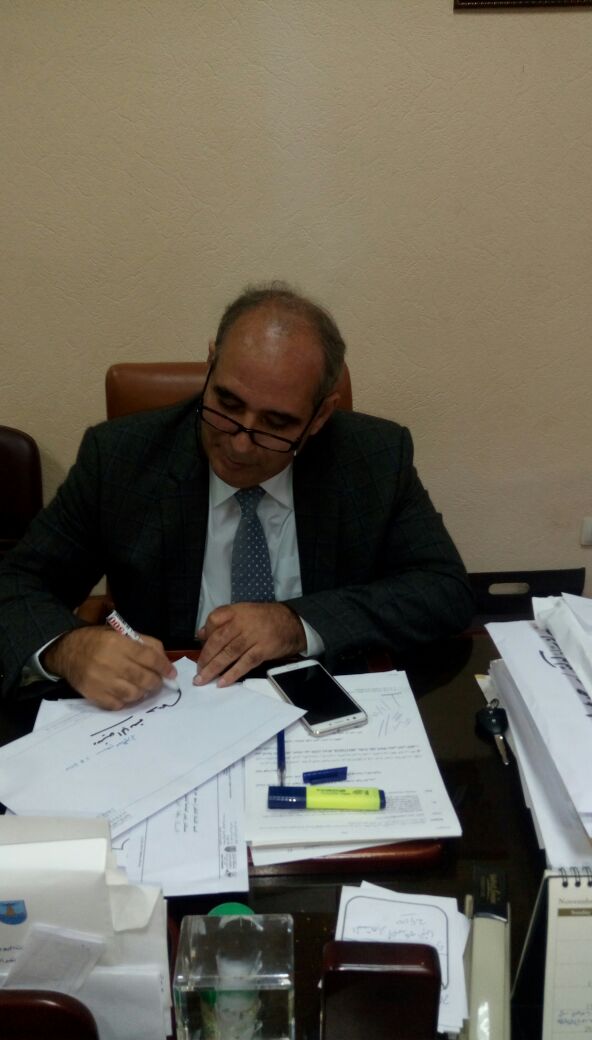 الدكتور سعيد عبد العزيز داخل مكتبه بكلية التجارة جامعة الإسكندرية