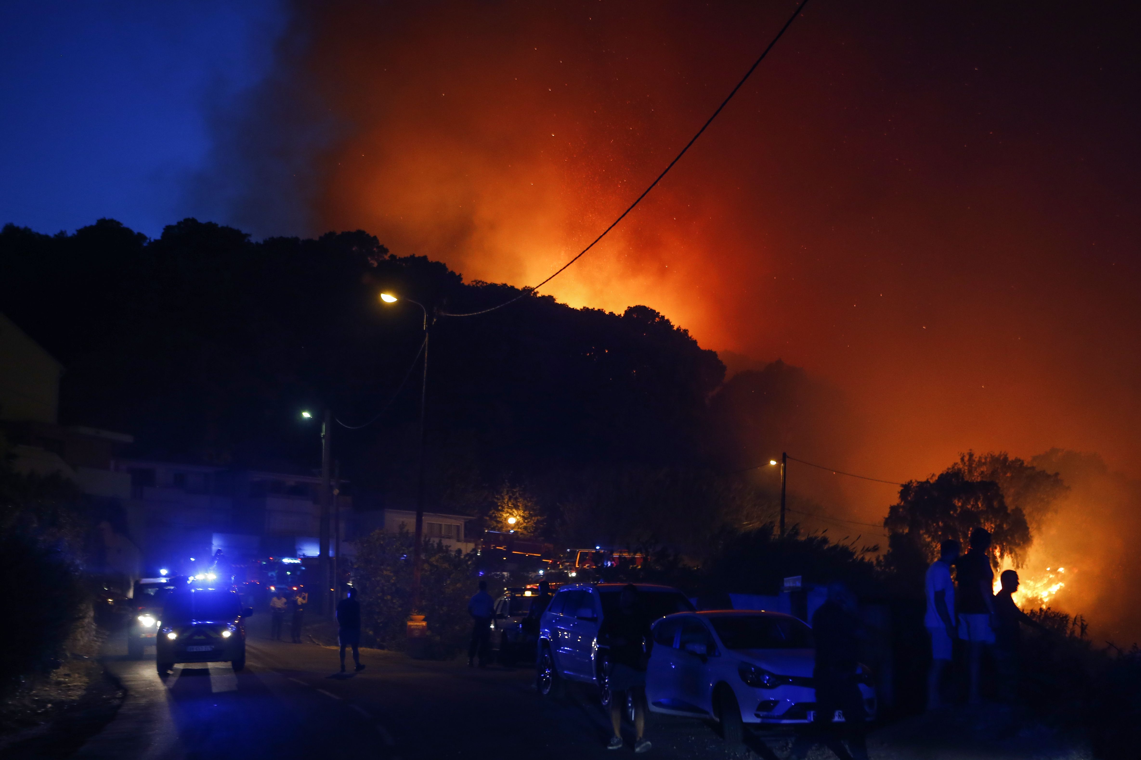 اندلاع حريق هائل فى جزيرة كورسيكا الفرنسية وإجلاء مئات السكان