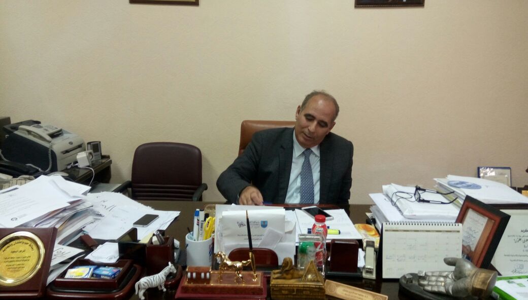 الدكتور سعيد عبدالعزيز يؤشر على قرار بمكتبه بالجامعة