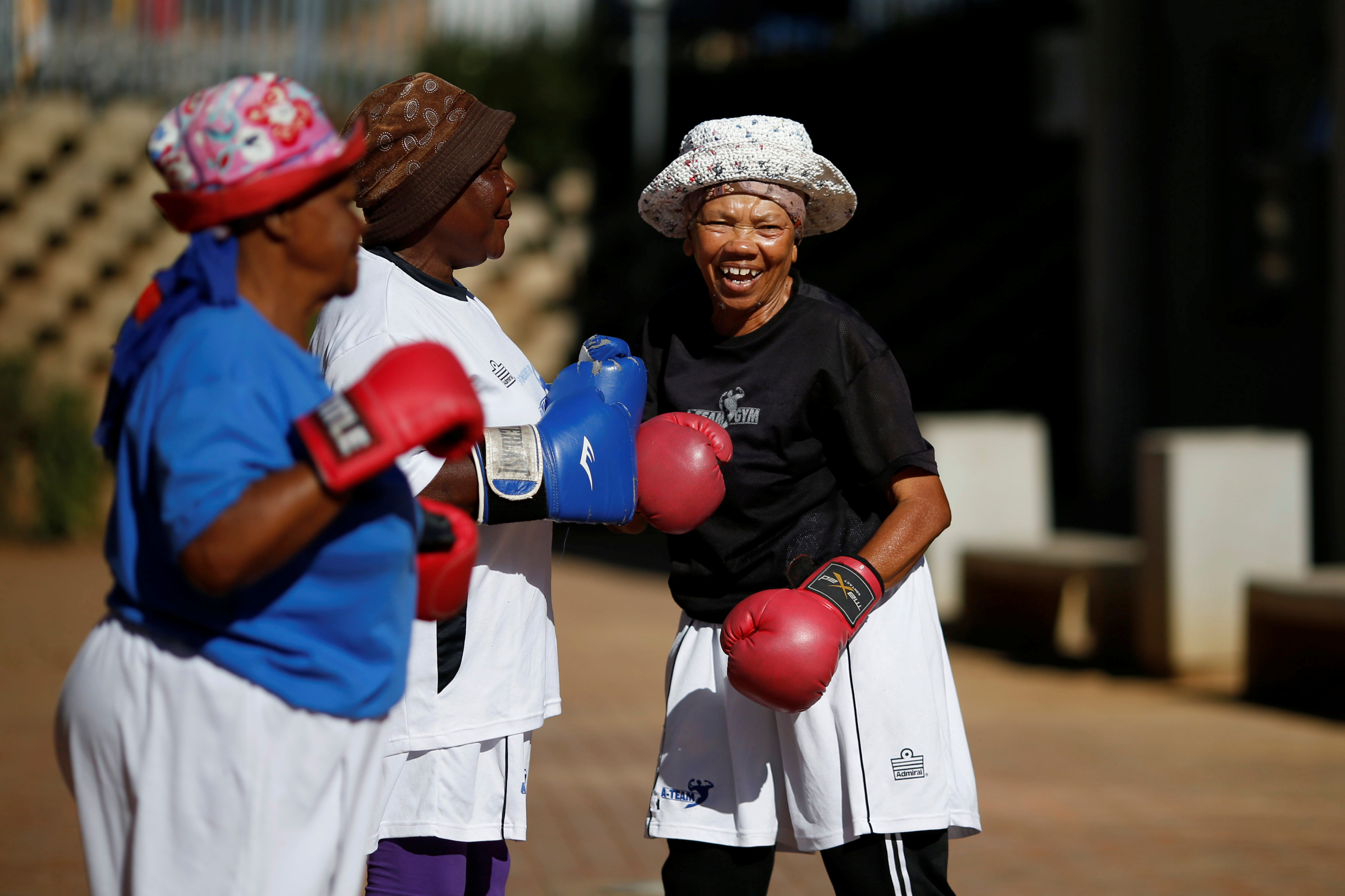 سيدات مسنات تحاربن الشيخوخة بممارسة الملاكمة