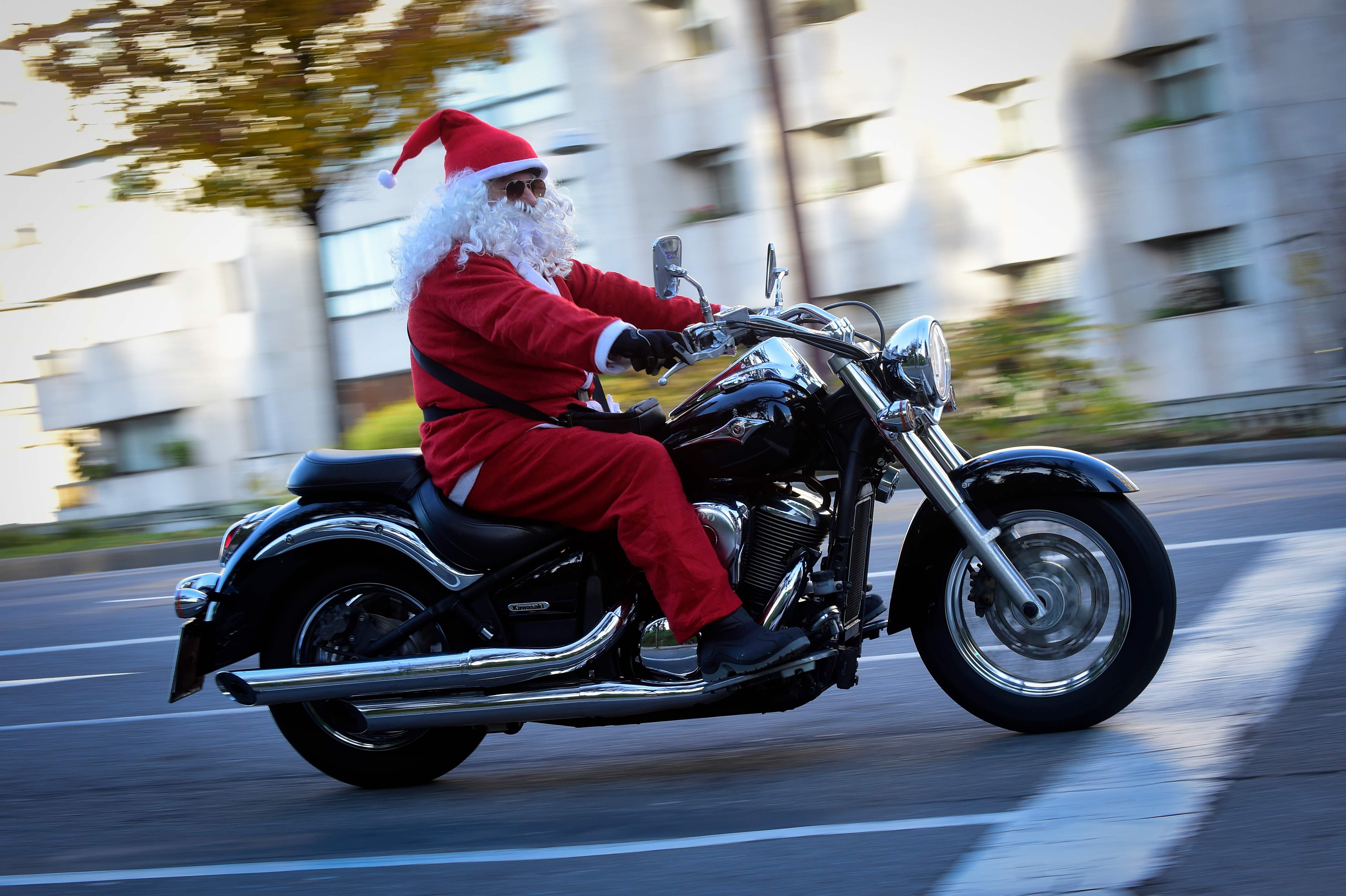 شاب قود دراجه ويرتدى زى بابا نويل