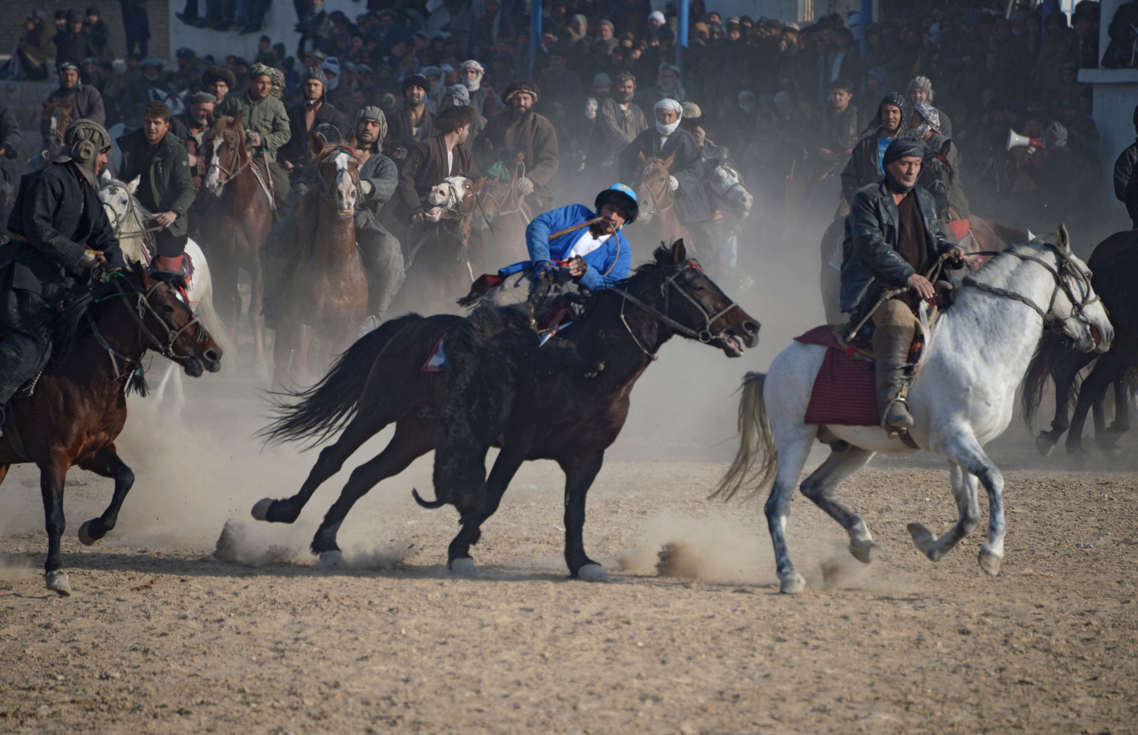 مقاتلو الميليشيات الأفغانية يمتطون الأحصنة لممارسة البوزكاشى