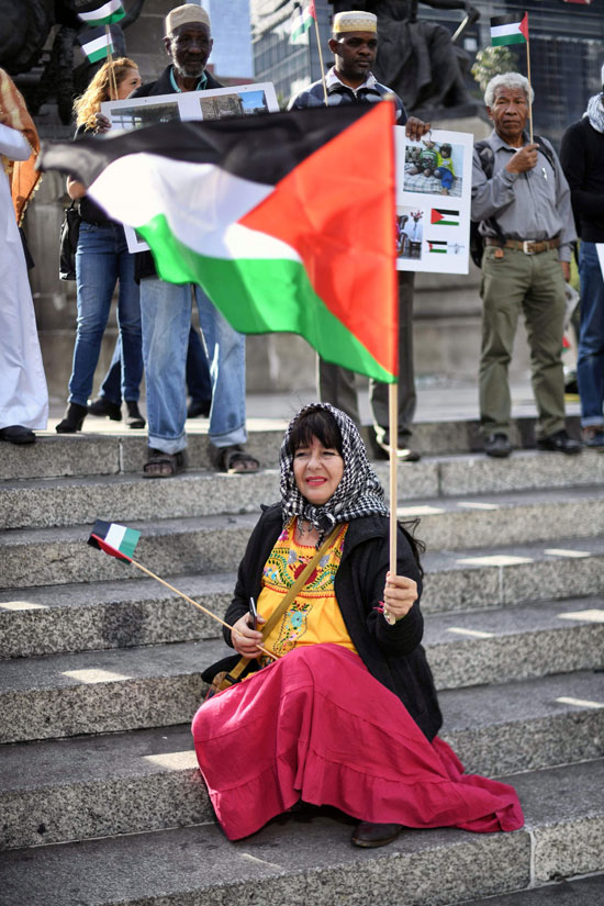 سيدة-تحمل-العلم-الفلسطينة