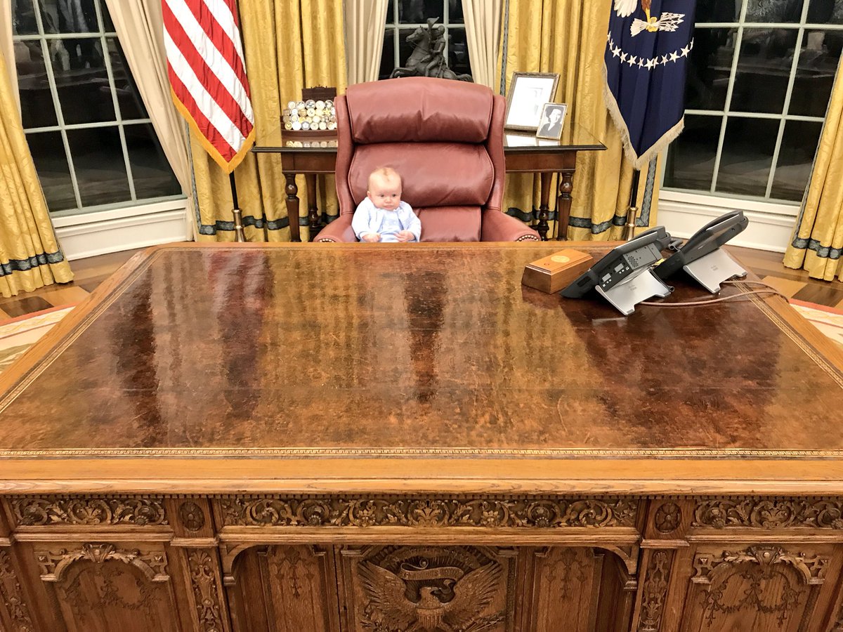 حفيد ترامب يجلس على مقعد جده فى البيت الأبيض