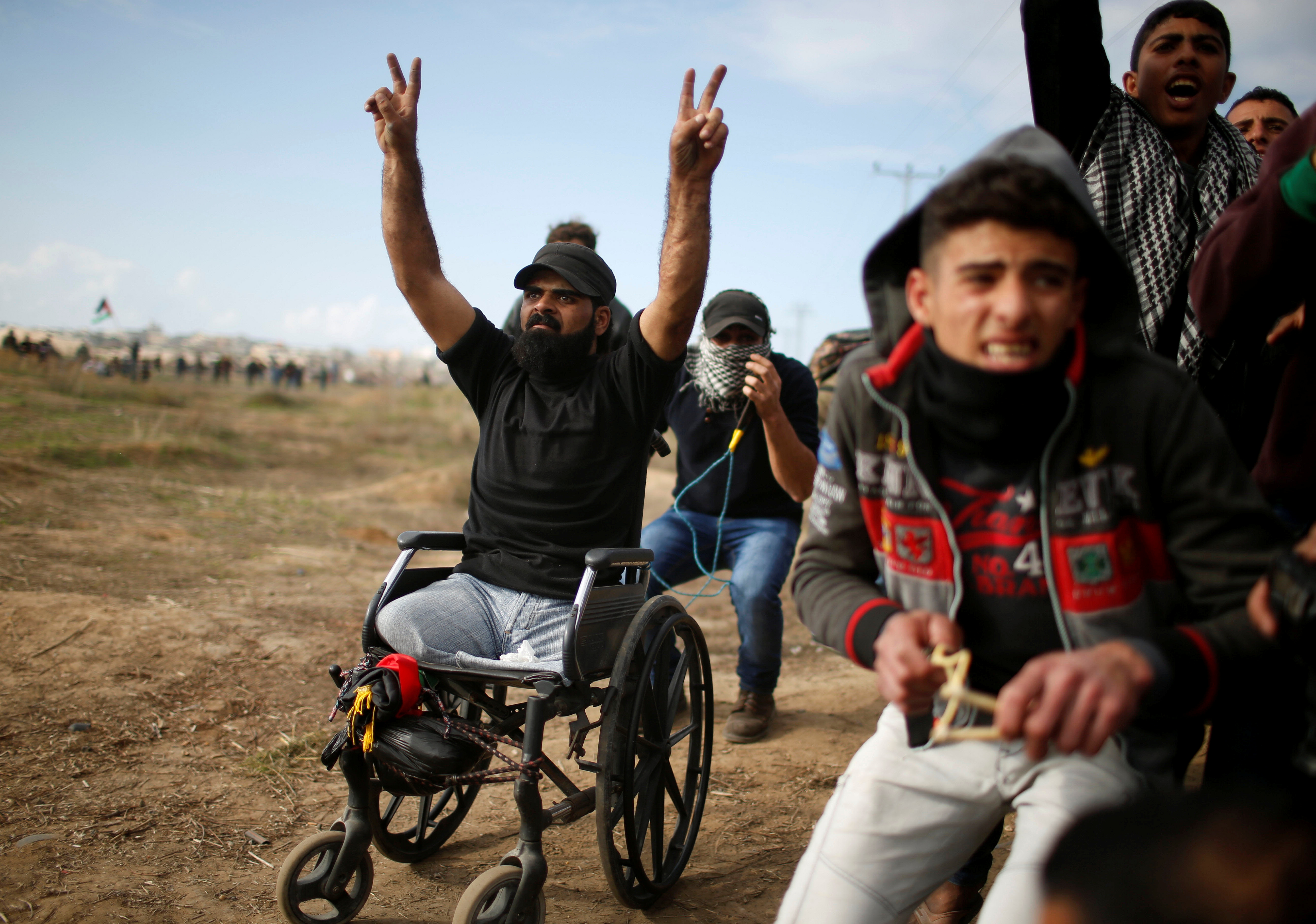 إبراهيم أبو ثريا خلال المظاهرات فى غزة قبل استشهاده