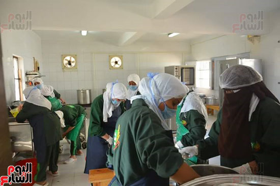  الأمهات المعيلات داخل مدارس البحر الأحمر