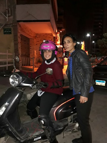 تعليم الفتيات ركوب الاسكوتر تعليم الفتيات ركوب الاسكوتر