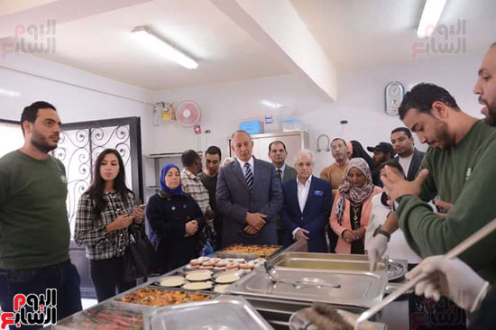   المحافظ خلال تفقد المطبخ بالمدارس 