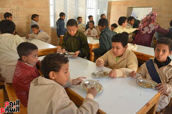 وجبات ساخنة لطلاب مدارس البحر الأحمر