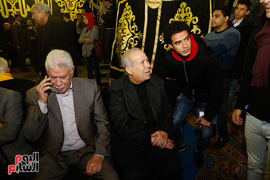 عمر جابر يلتقط صورة تذكارية مع أبو رجيلة وحسن شحاتة