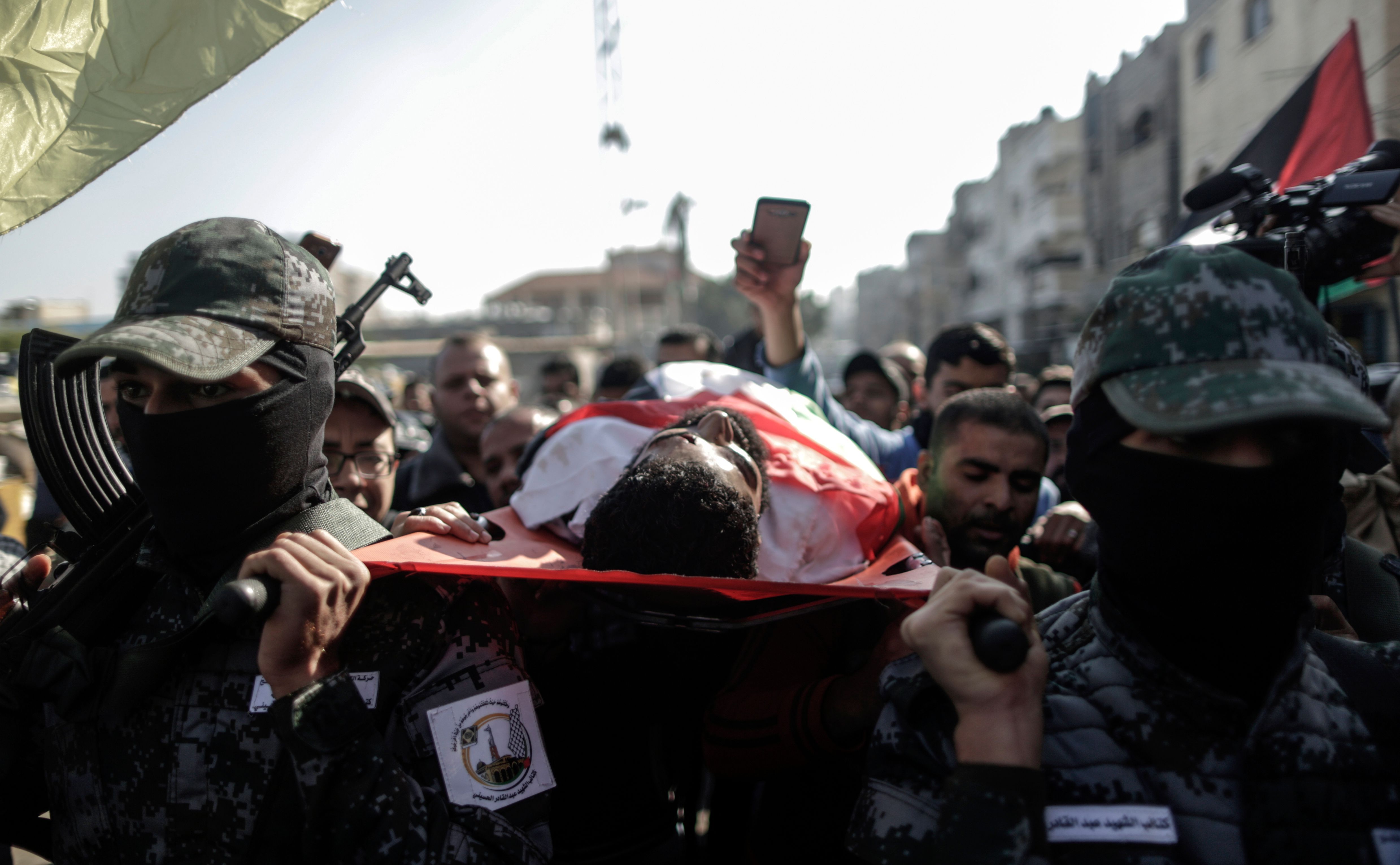 مسلحو حماس يشاركون فى تشييع جثمان أبو ثريا