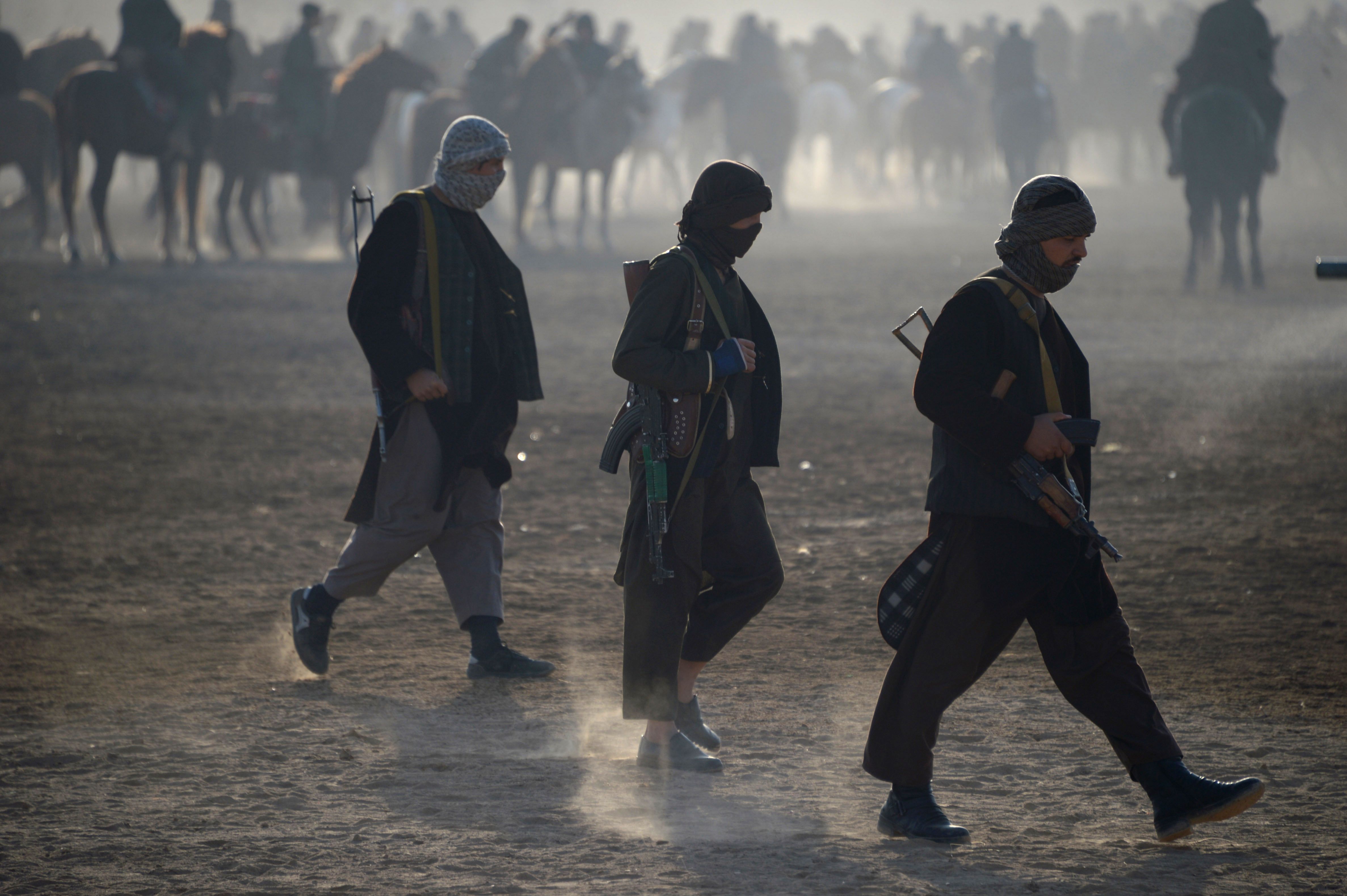 جنود يؤمنون ساحة لعبة البوزكاشى فى أفغانستان