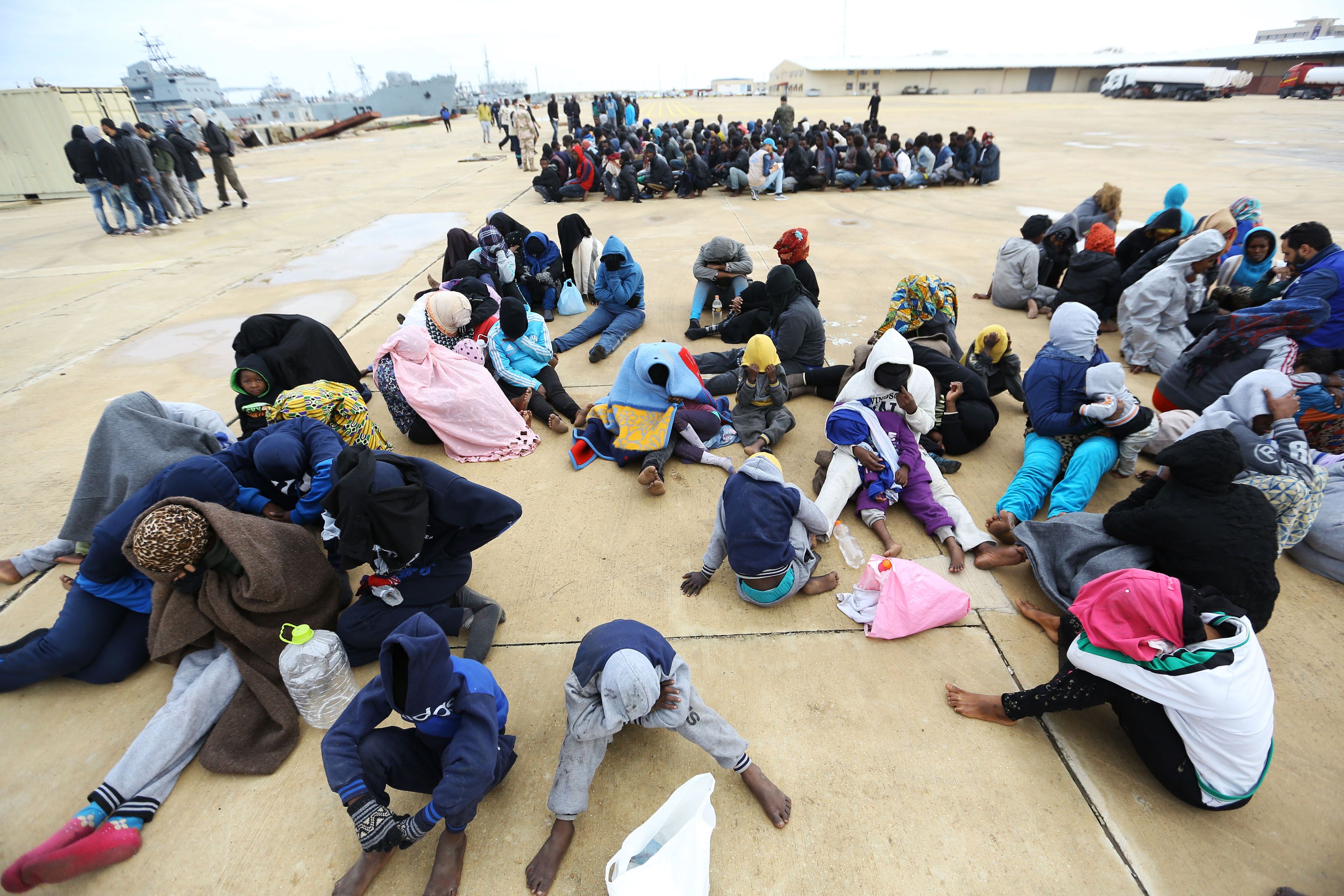 عدد من المهاجرين فى ليبيا