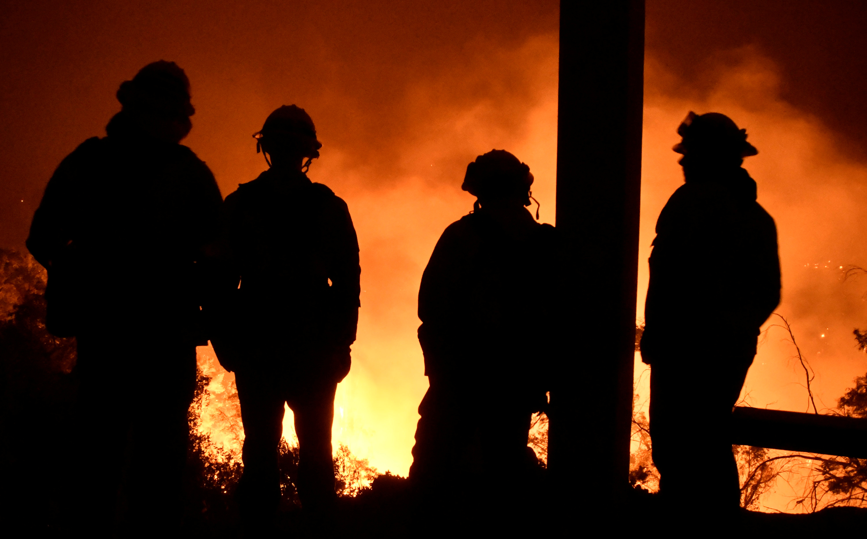 رجال الإطفاء يجتمعون لبحث سبل السيطرة على الحريق