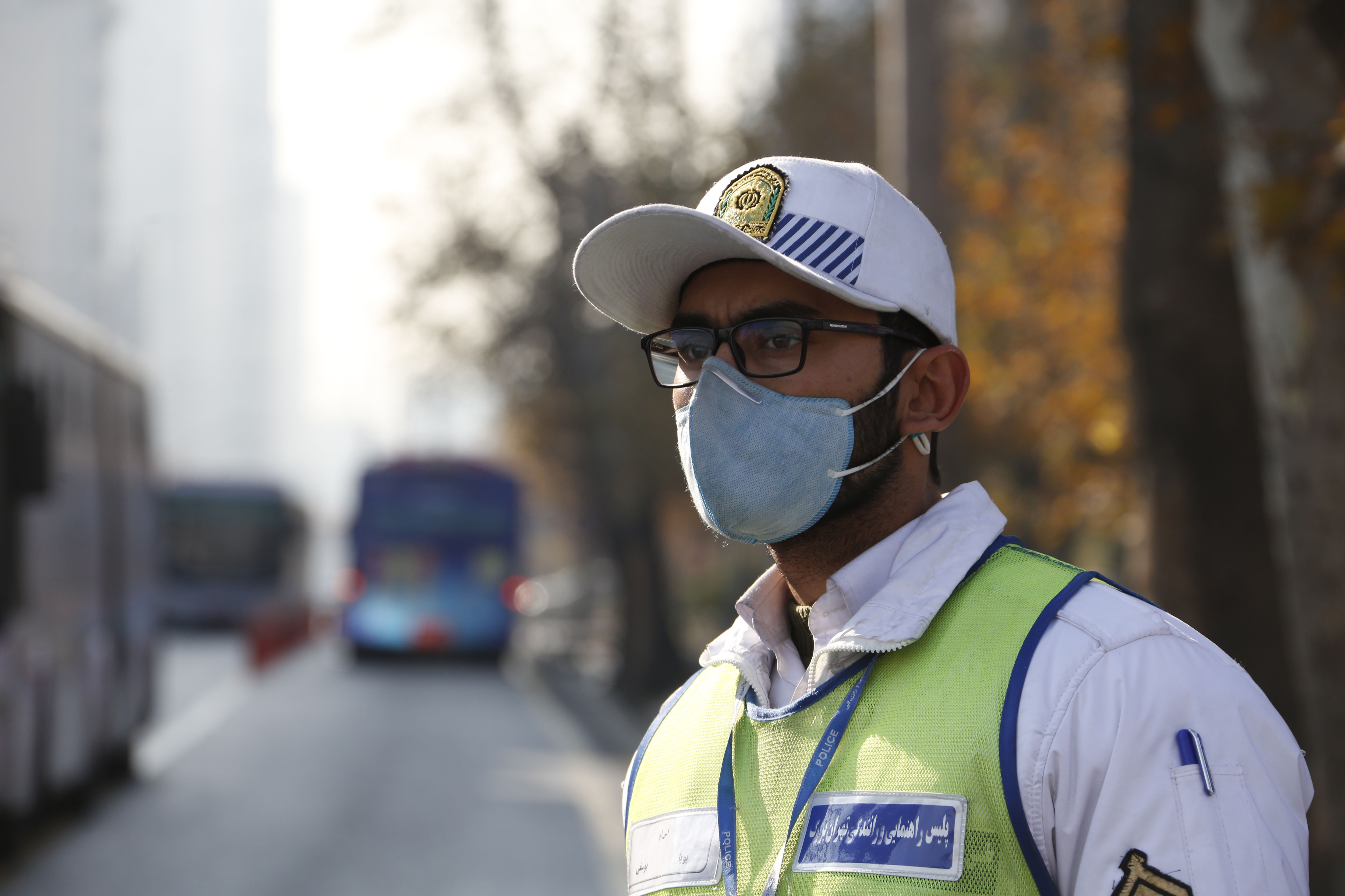 جندى مرور إيرانى يرتدى كمامة بسبب تلوث الهواء
