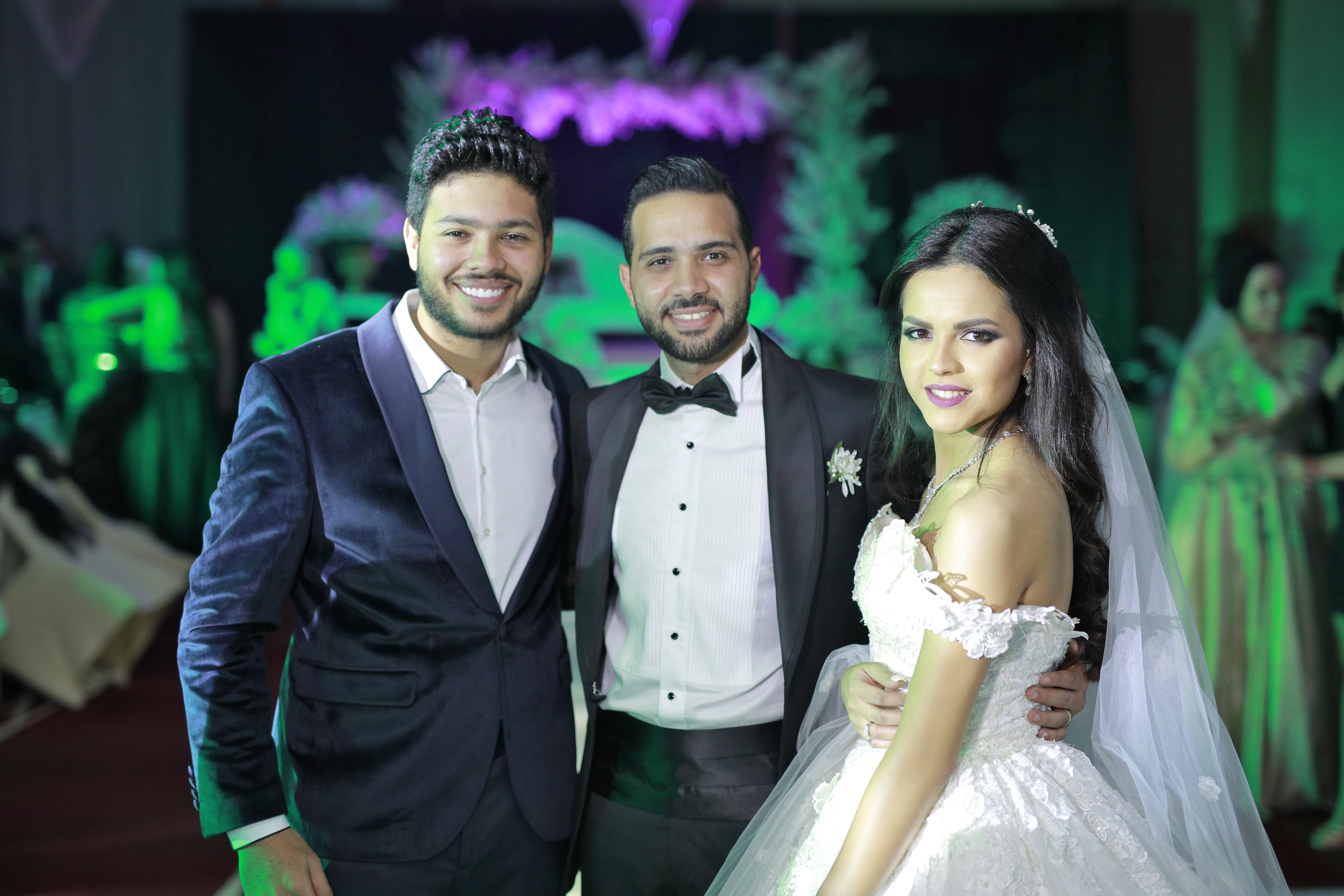 محمد شاهين مع العروسين