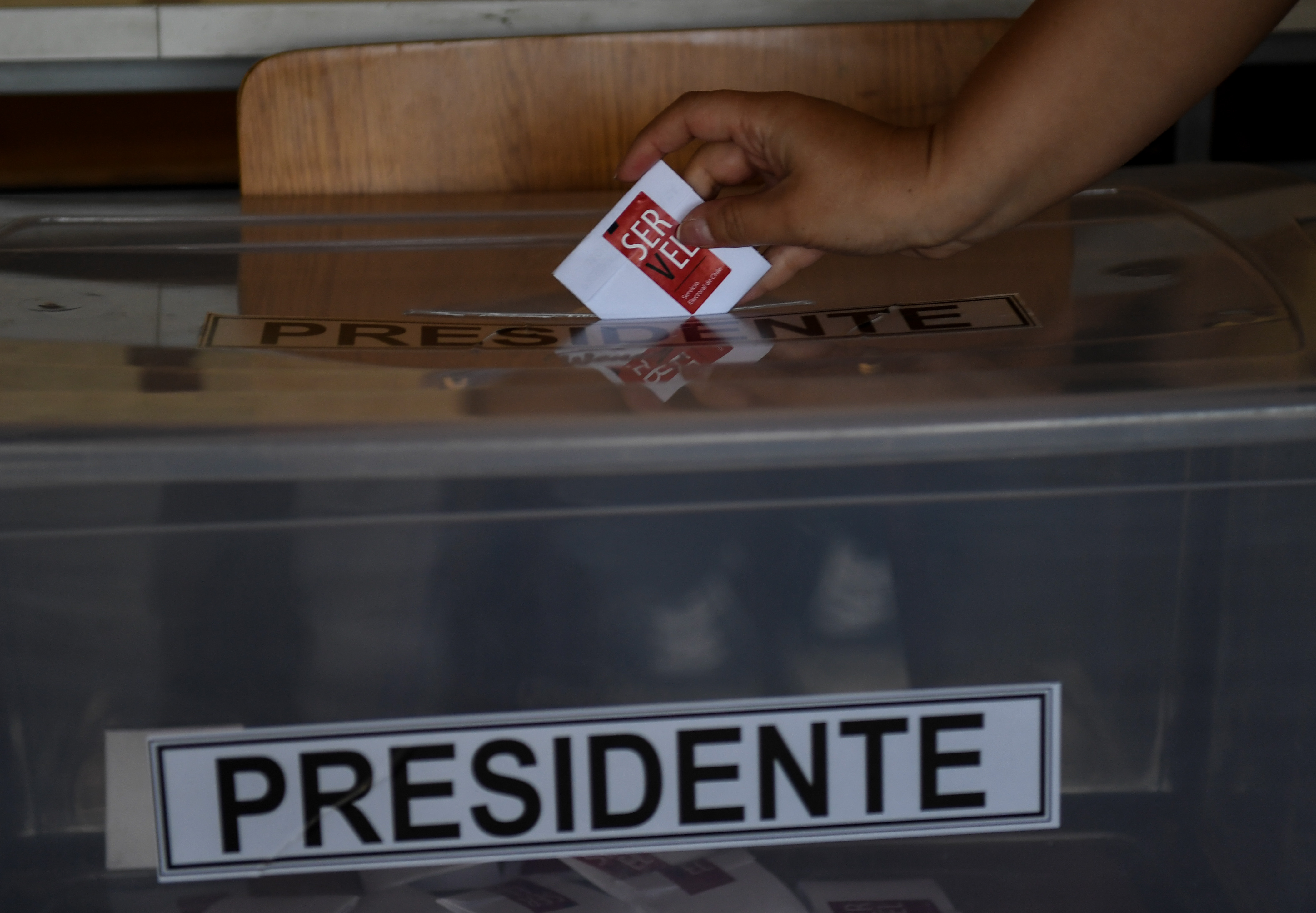 مواطن يضع صوته الانتخابى فى الانتخابات الرئاسية