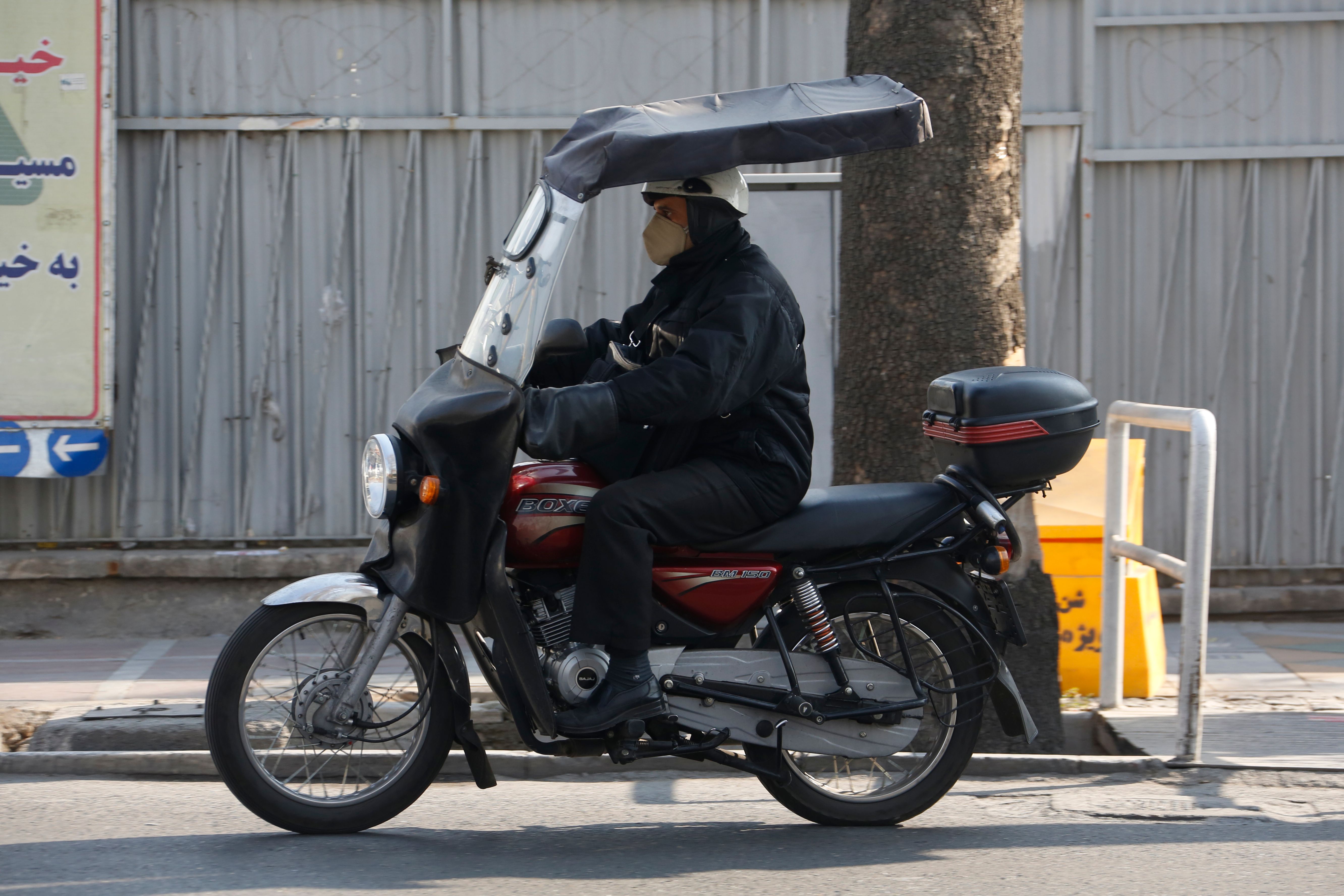 مواطن يرتدى كمامة للحماية من التلوث فى إيران