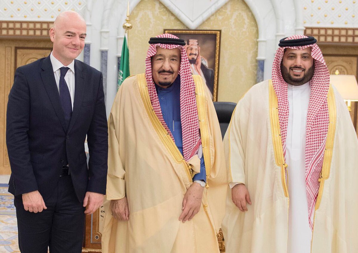 الملك سلمان يتوسط تركي آل الشيخ ورئيس الفيفا