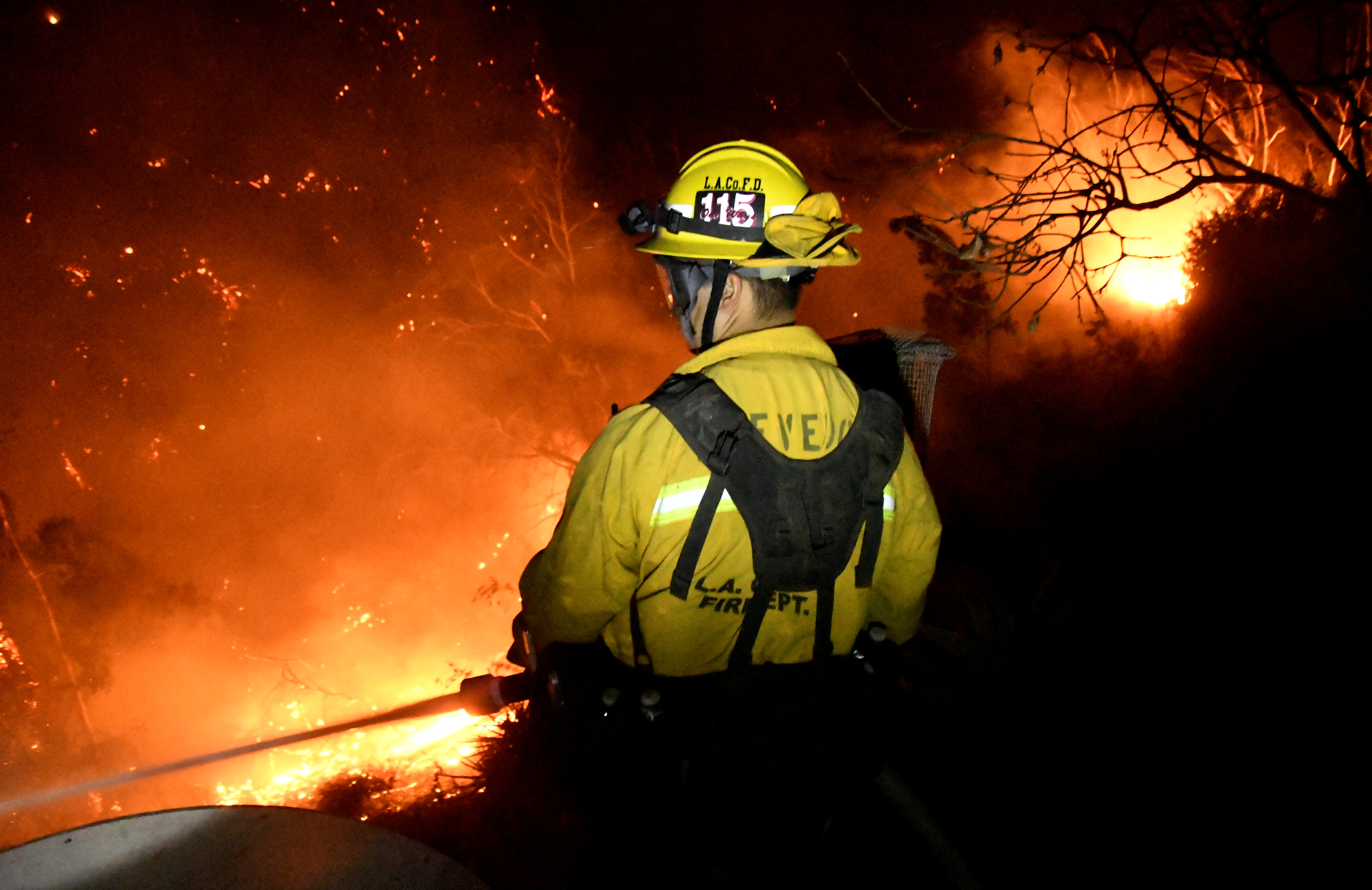 جهود رجل إطفاء للسيطرة على حريق بكاليفورنيا