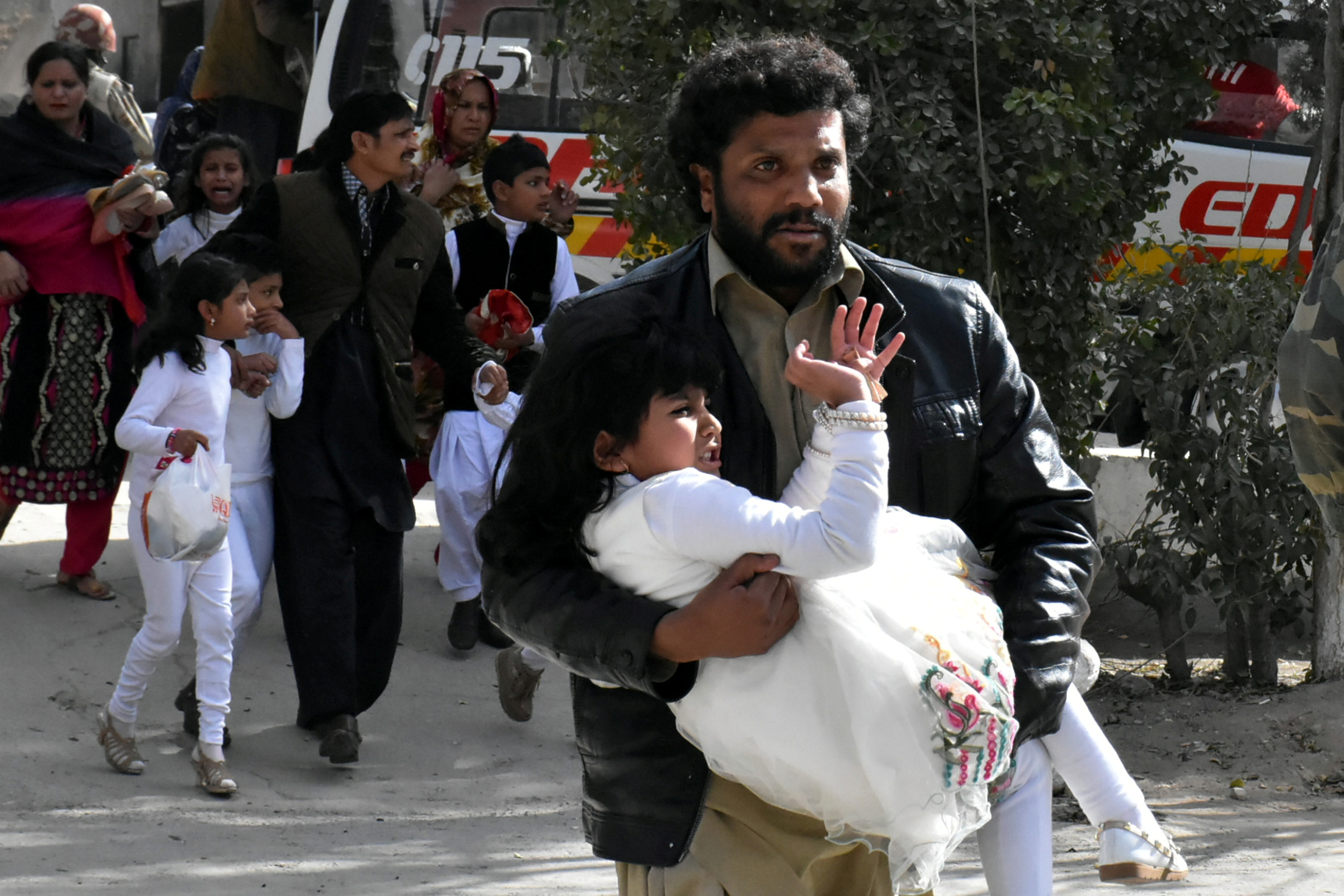 فزع الأطفال بسبب هجوم إرهابى على كنيسة بباكستان