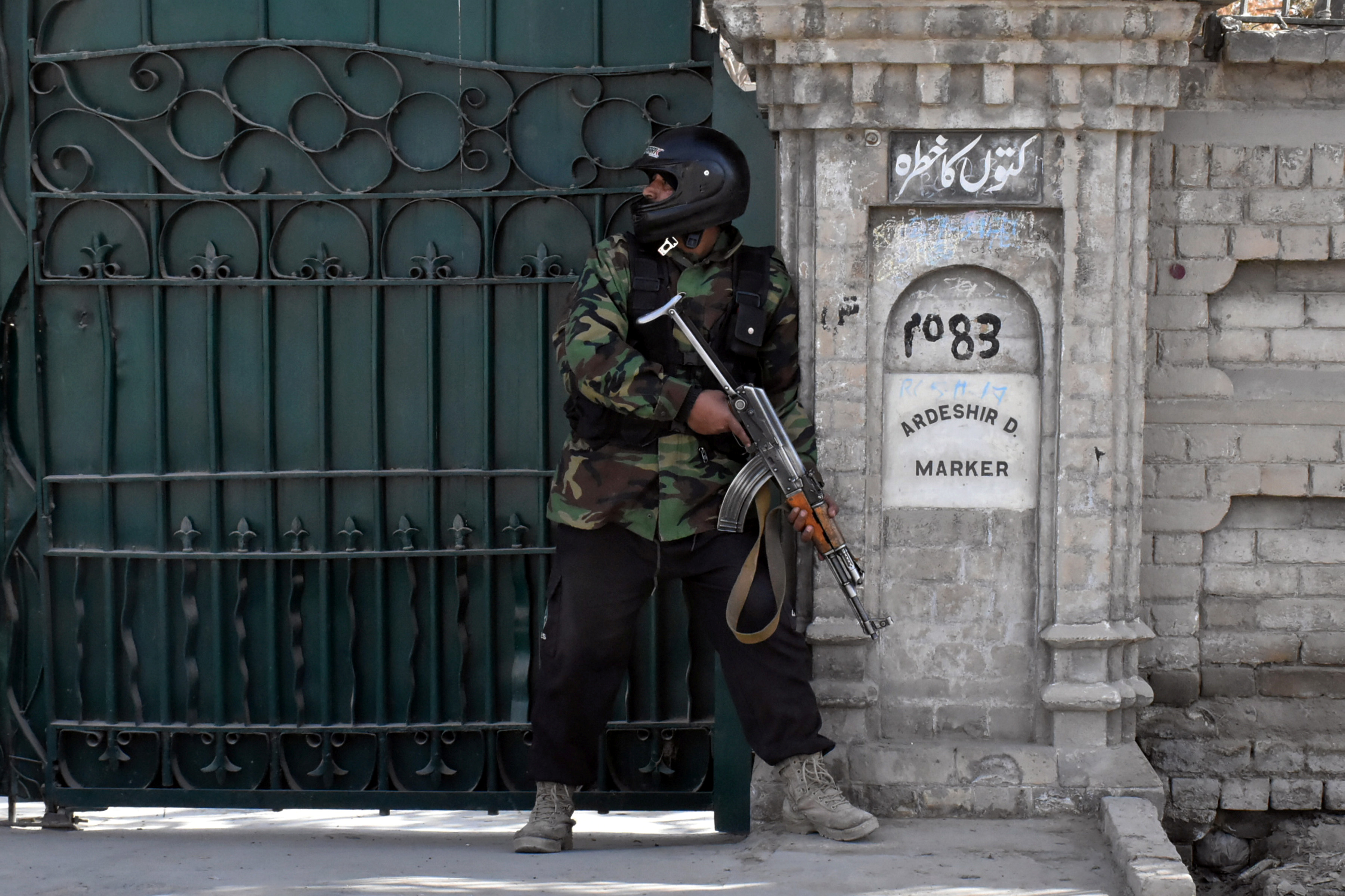 الشرطة الباكستانية تهاجم إرهابيين فى محيط الكنيسة