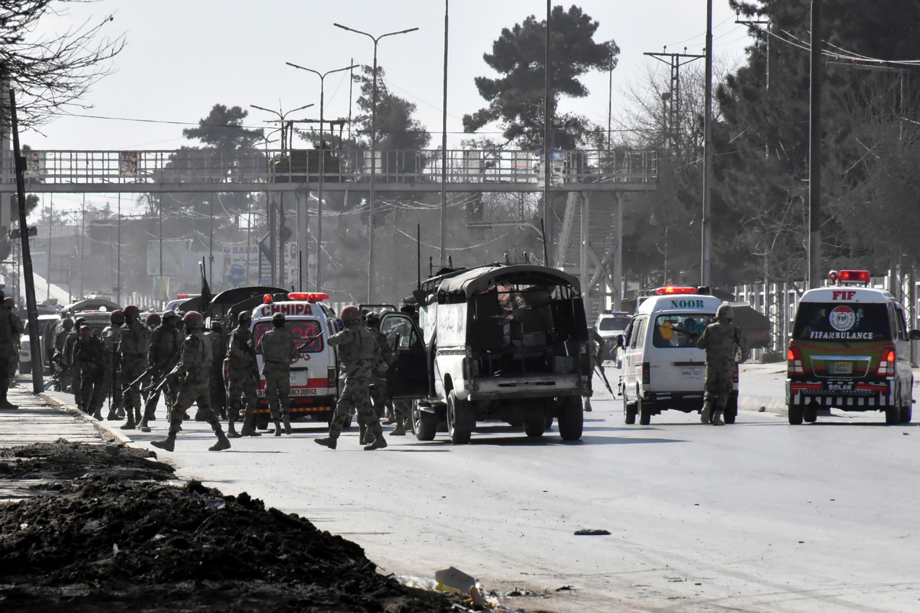 الشرطة والإسعاف الباكستانية فى موقع التفجير الانتحارى
