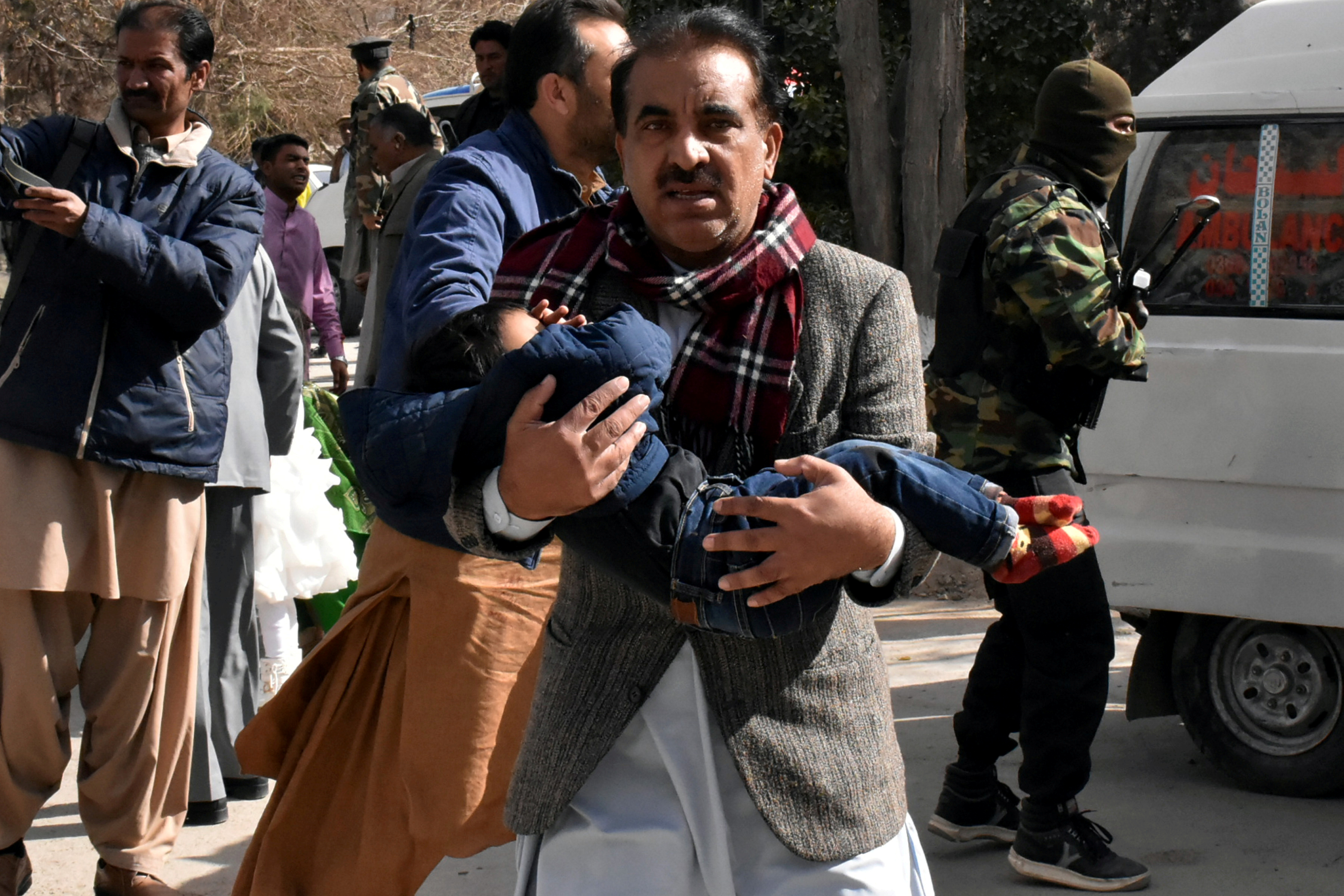 رجل يهرب بابنه بعد تفجير كنيسة فى باكستان