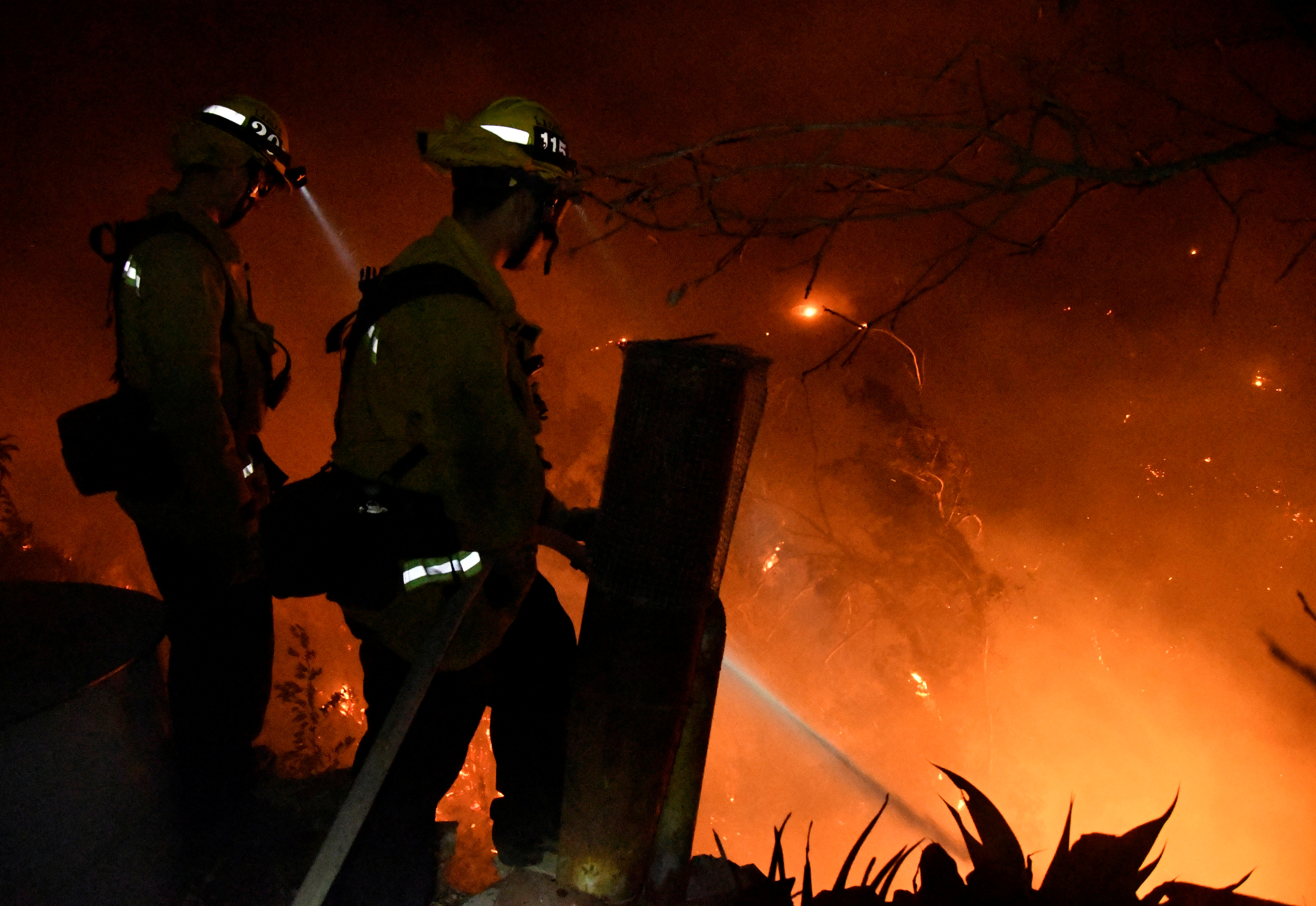 رجال الإطفاء وسط نيران حرائق غابات كاليفورنيا