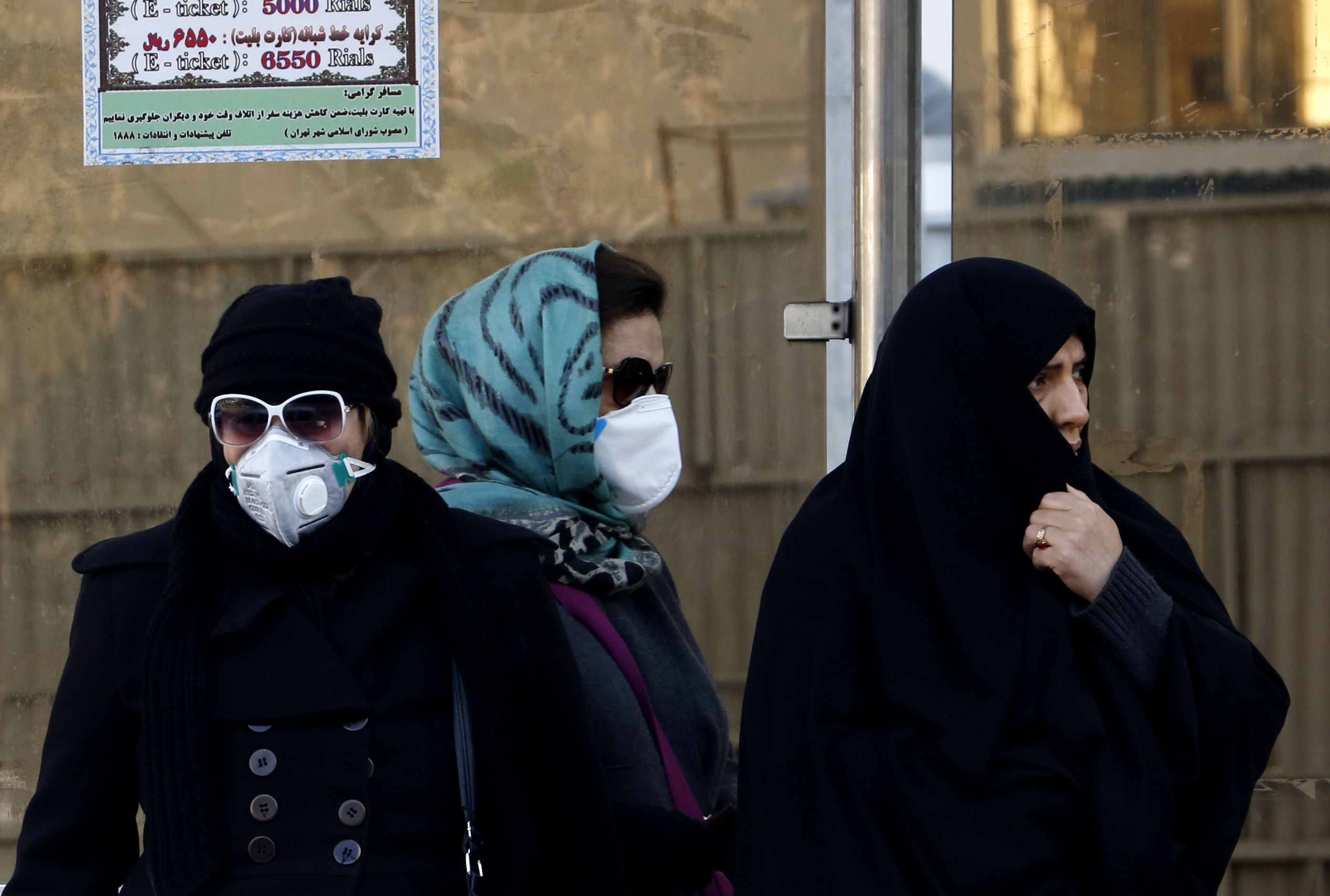 إيرانيات ترتدين كمامات للحماية من تلوث الهواء