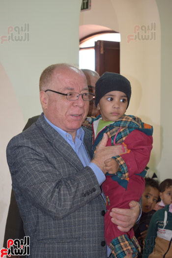 الوزير يحتضن طفل داخل قصر ثقافة الطارف
