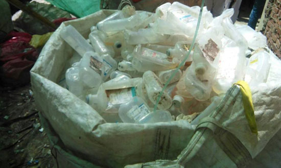تجميع-النفايات-الطبية-البلاستيكية-للاستخدامها-فى-التجارة-الحرام