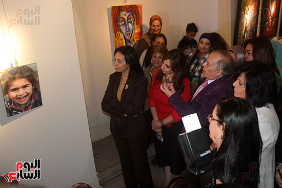 صور مايا مرسى  اسعاد يونس يتفقدان معرض للفنون التشكيلية (22)