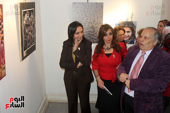 صور مايا مرسى  اسعاد يونس يتفقدان معرض للفنون التشكيلية (23)
