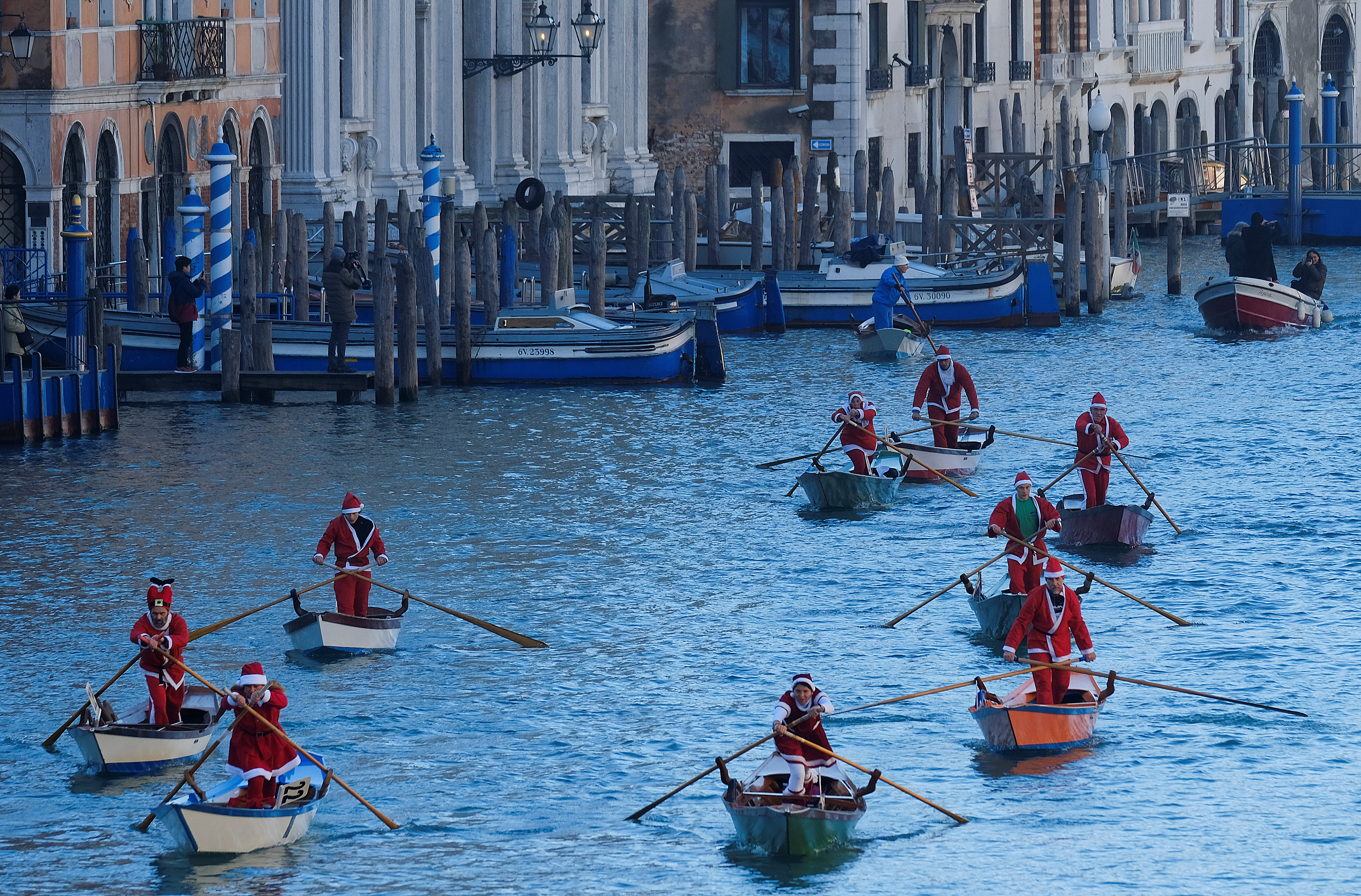 مواطنون يحتفلون بالكريسماس بالقوارب فى إيطاليا