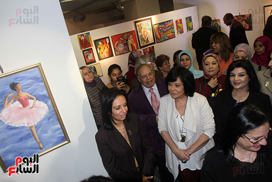 صور مايا مرسى  اسعاد يونس يتفقدان معرض للفنون التشكيلية (1)