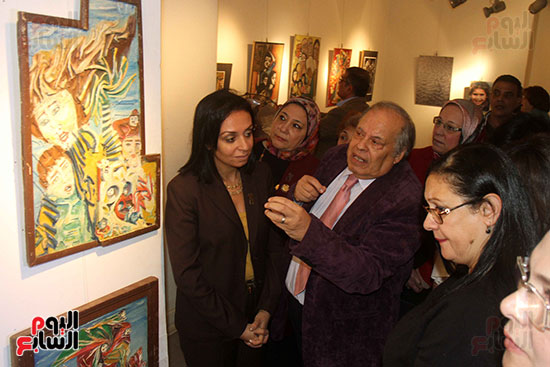 صور مايا مرسى  اسعاد يونس يتفقدان معرض للفنون التشكيلية (25)