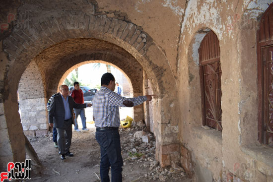 المحافظ يشرح للوزير اعمال ترميم قرية حسن فتحي