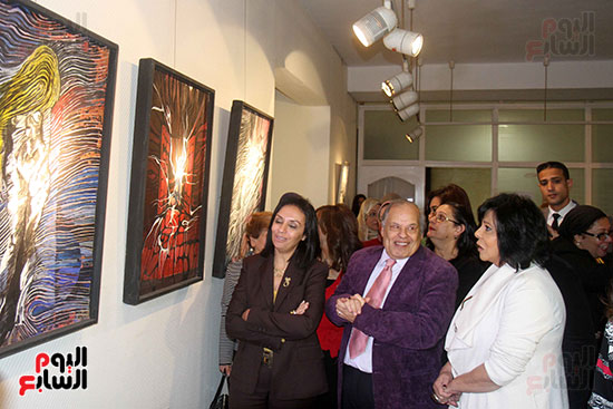 صور مايا مرسى  اسعاد يونس يتفقدان معرض للفنون التشكيلية (20)