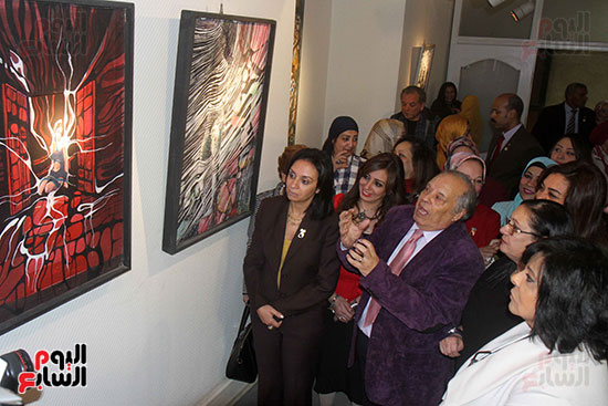 صور مايا مرسى  اسعاد يونس يتفقدان معرض للفنون التشكيلية (17)